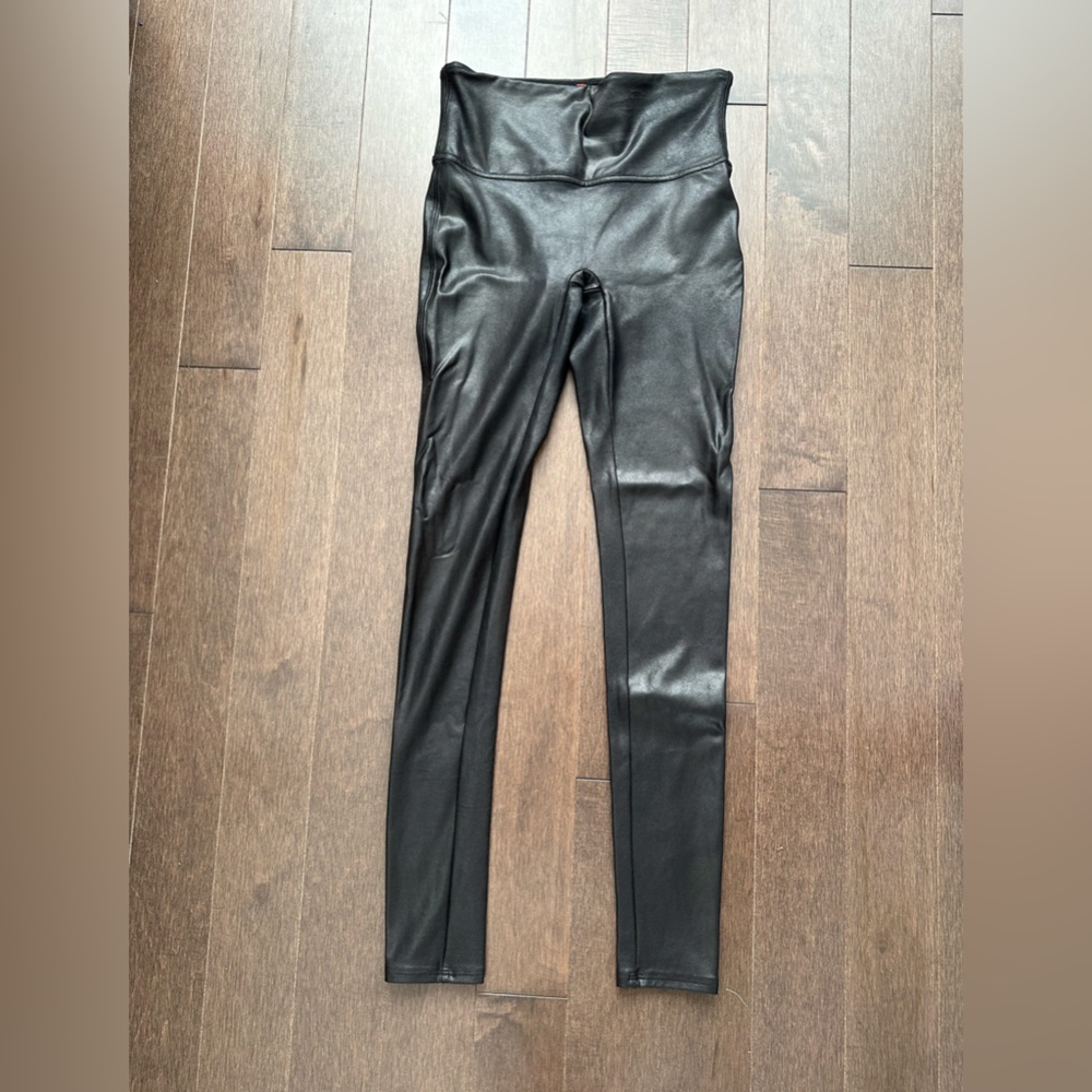 Spans faux leather leggings